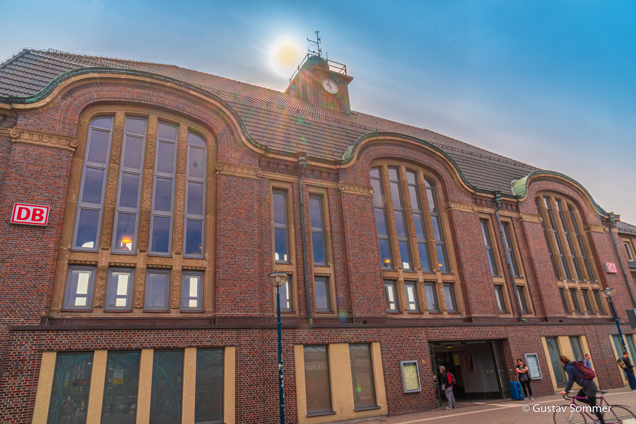 Hauptbahnhof Bremerhaven (1914) im Gegenlicht