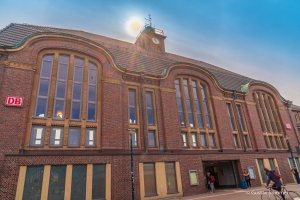 Hauptbahnhof Bremerhaven (1914) im Gegenlicht