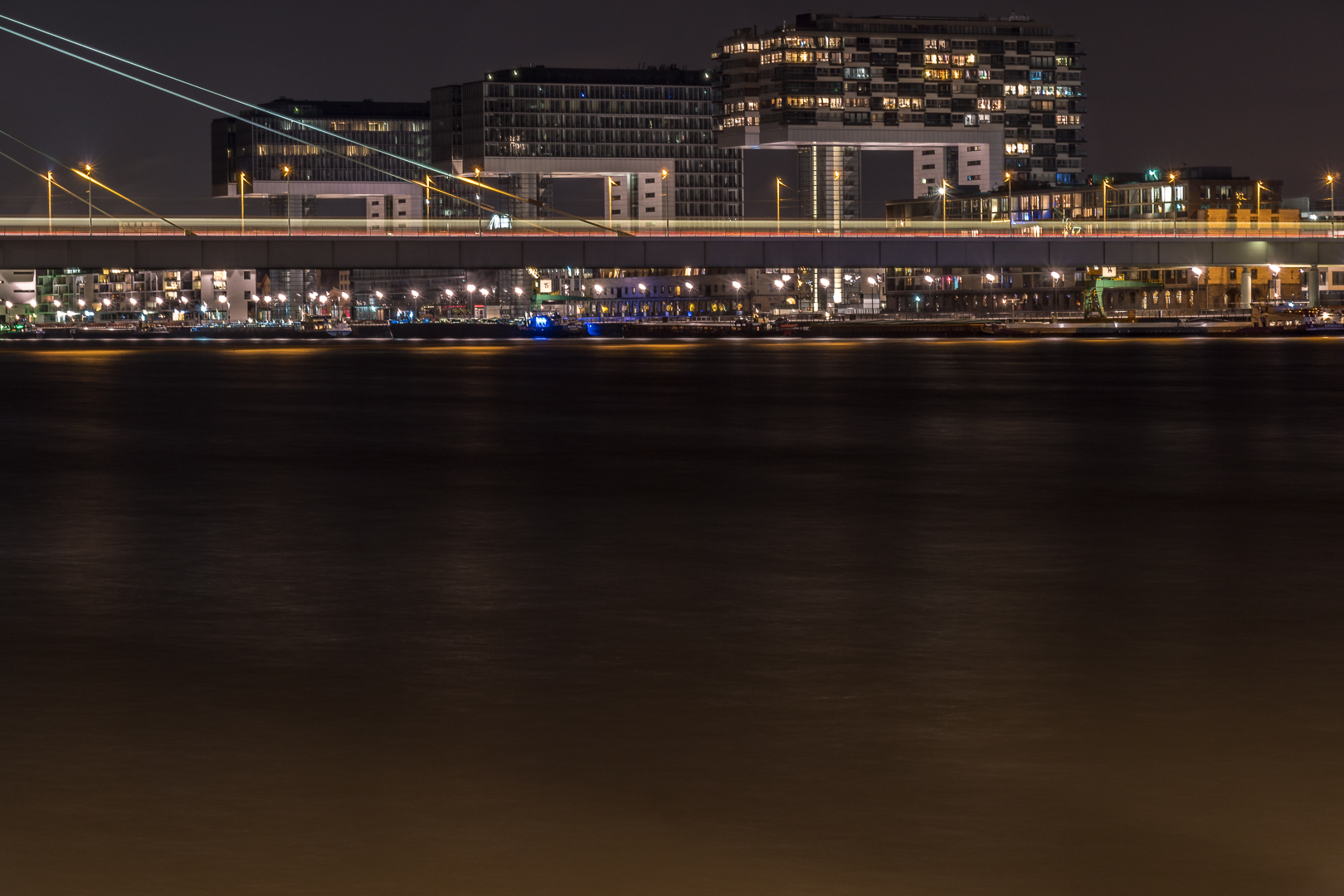 Kranhäuser am Rhein Sonntagnacht