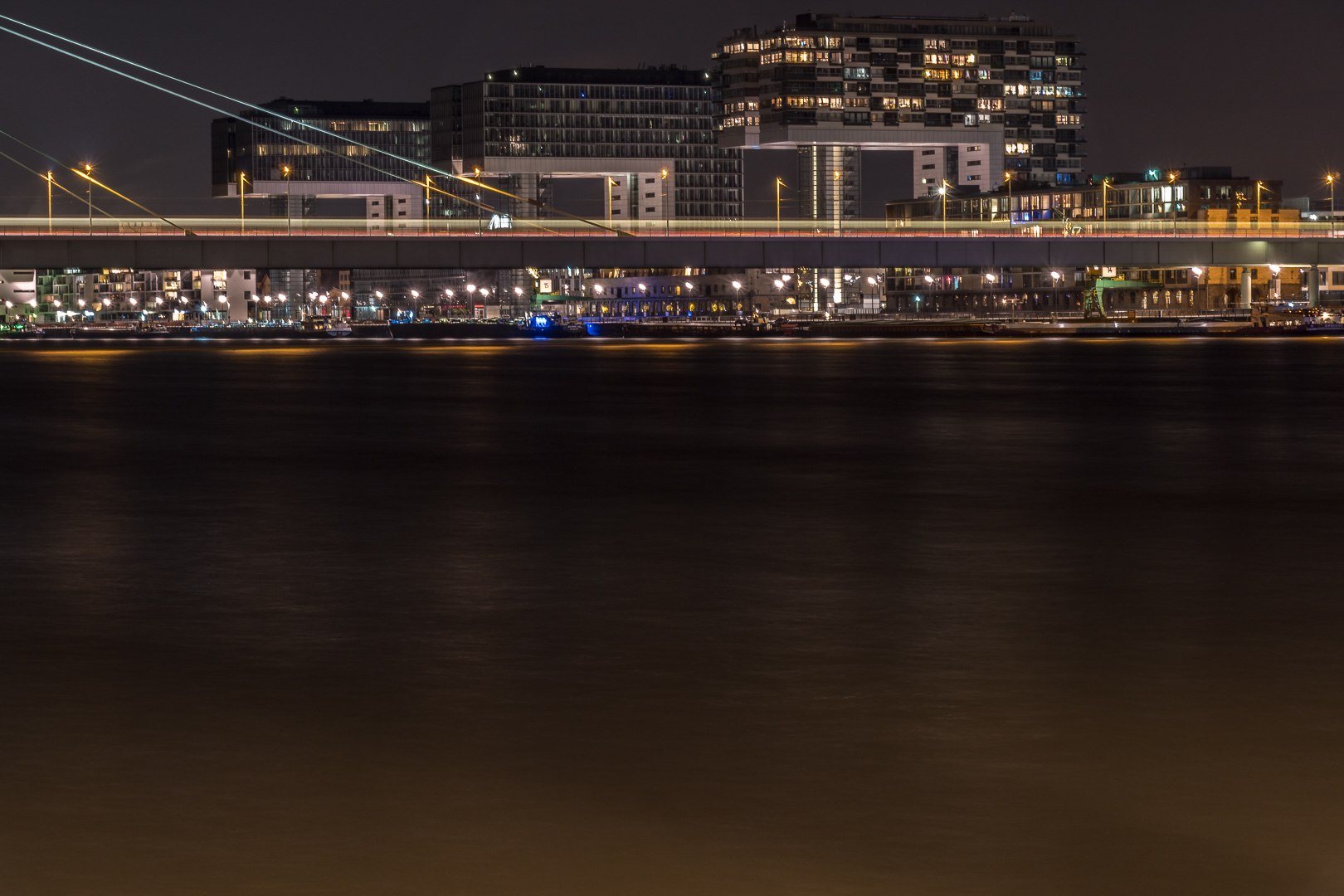 Kranhäuser am Rhein Sonntagnacht