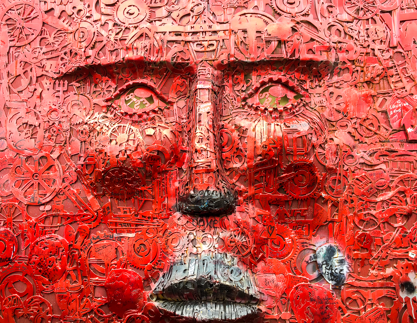 Skulptur an der Grenzmauer in Belfast