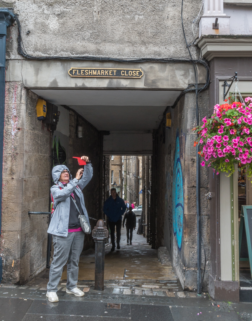 Blick in eine der zahlreichen Seitengassen, die von der Royal Mile abgehen