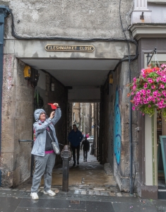 Blick in eine der zahlreichen Seitengassen, die von der Royal Mile abgehen